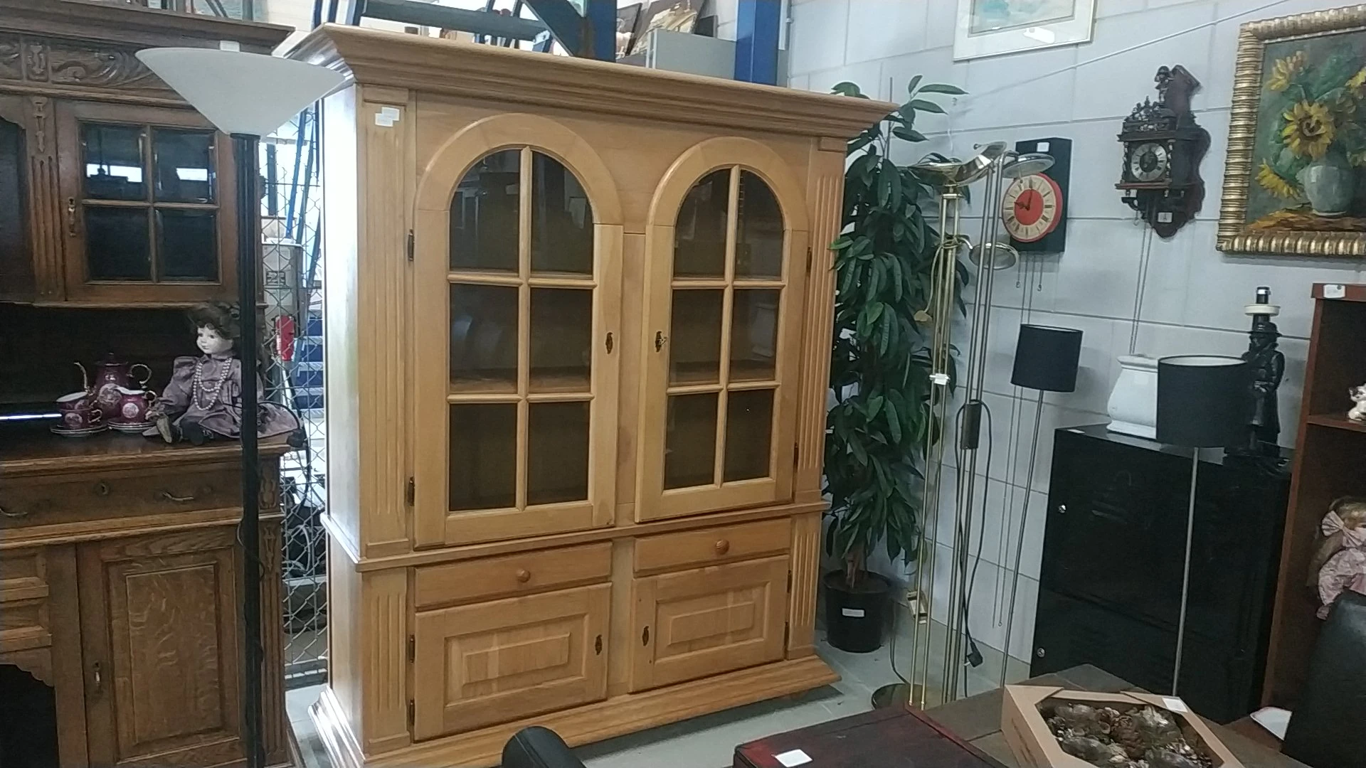 Houten vitrinekast met twee deuren en glasvakken, natuurlijk houtkleur