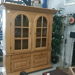 Houten vitrinekast met twee deuren en glasvakken, natuurlijk houtkleur