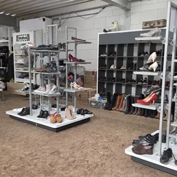 Winkelvloer met schoenenrekken en displaykasten met tweedehands schoenen en accessoires