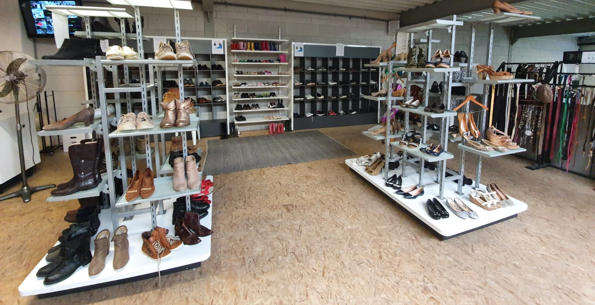 Kringloopwinkel Re-Use in Oisterwijk met tweedehands boeken, decoratiemateriaal en huis- en inrichting