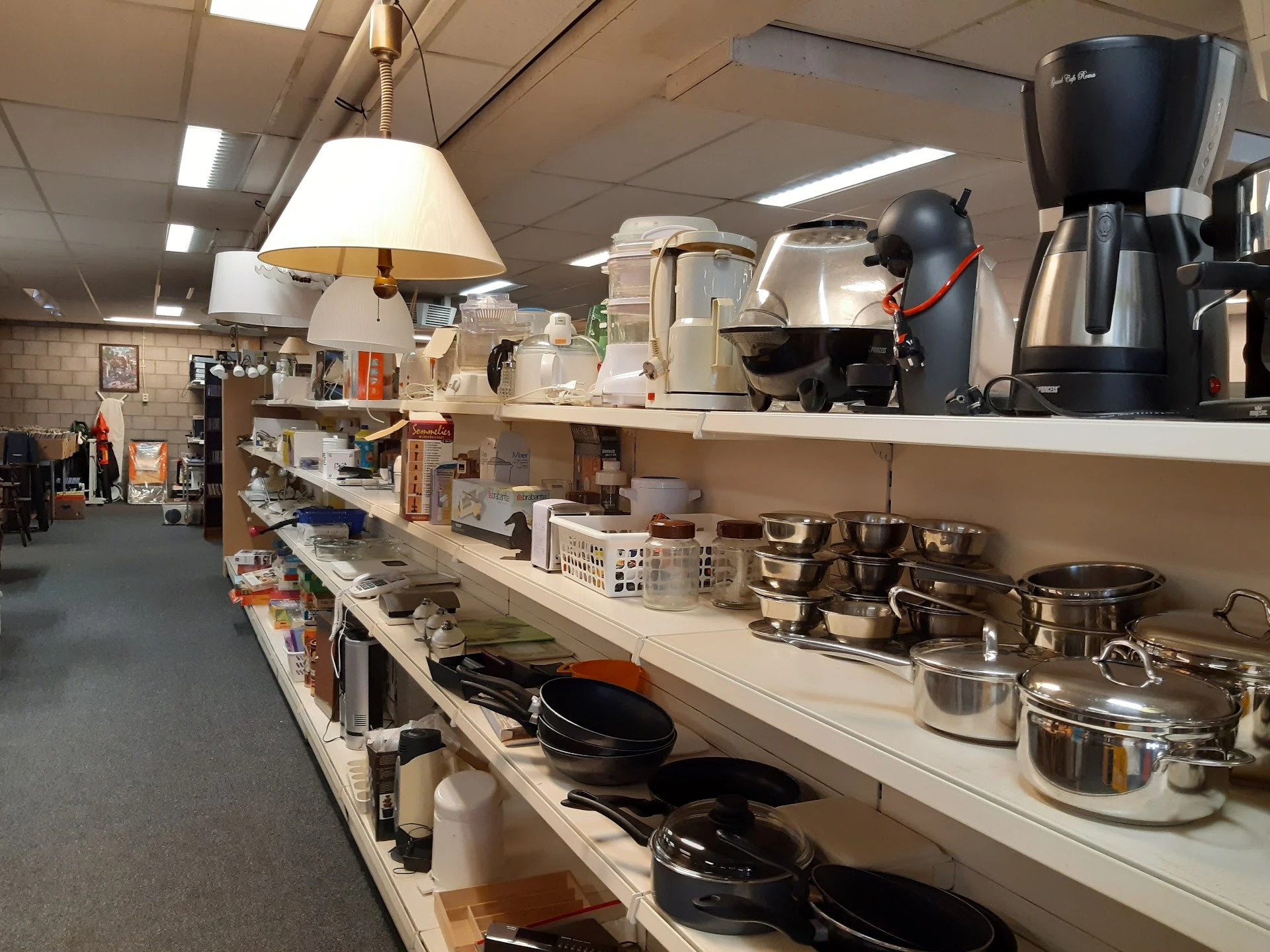 Kringloopwinkel Reusel in Reusel met tweedehands boeken, gereedschappen en huishoudelijke apparaten