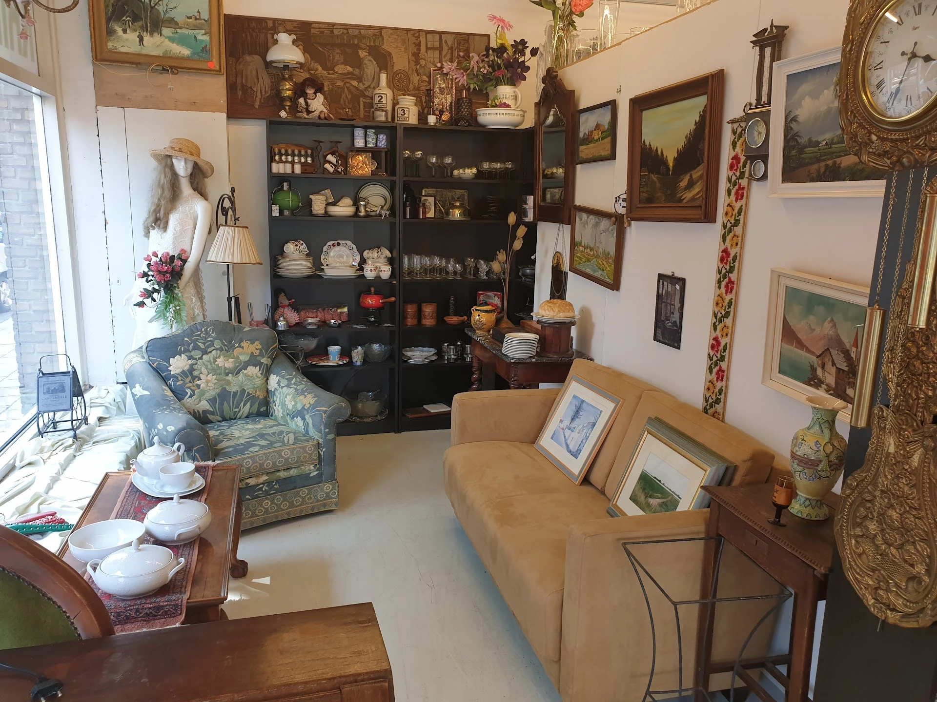 Kringloopwinkel Rien van Beek in Waalwijk met tweedehands boeken, elektronica en kleding