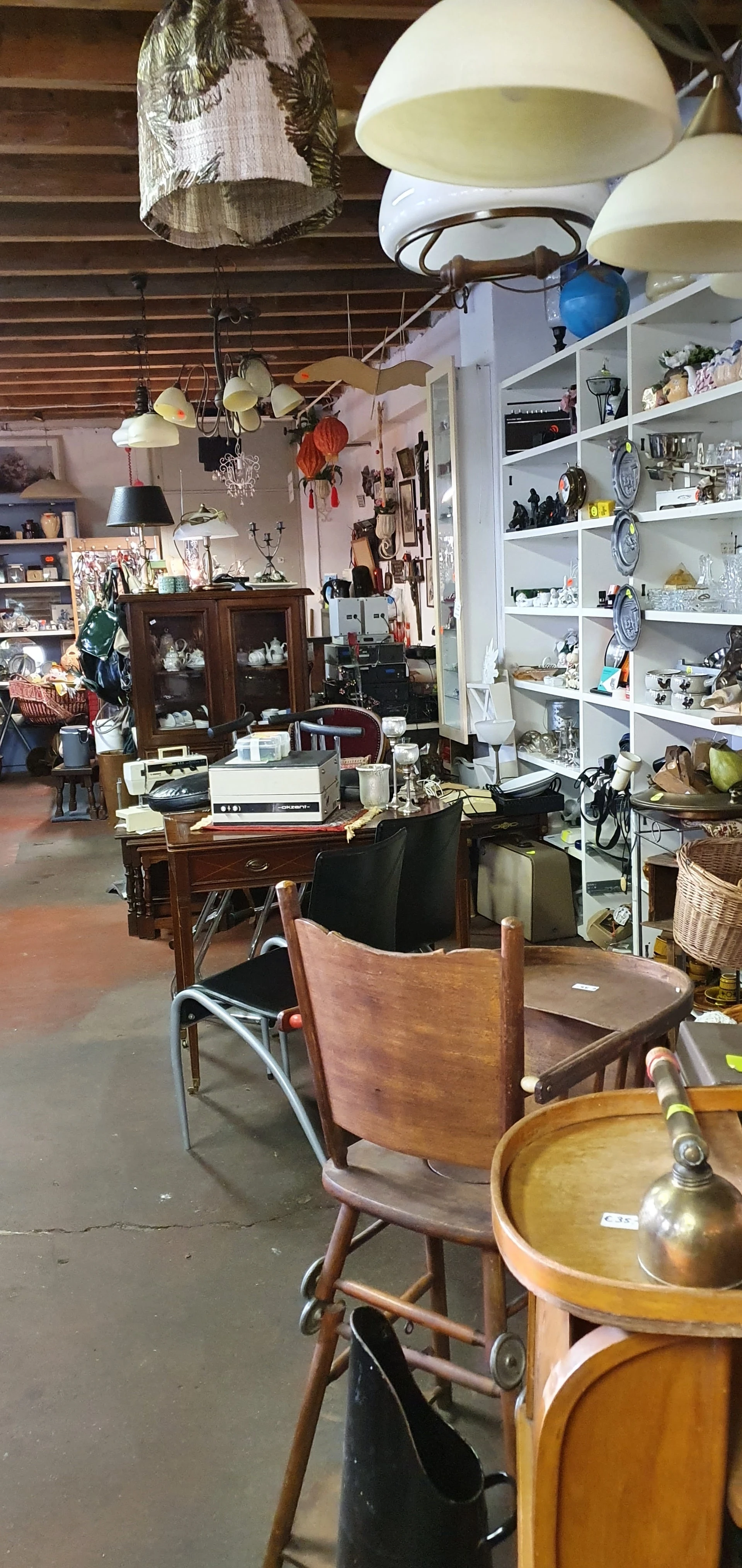 Kringloopwinkel Rien van Beek in Waalwijk met tweedehands boeken, elektronica en kleding