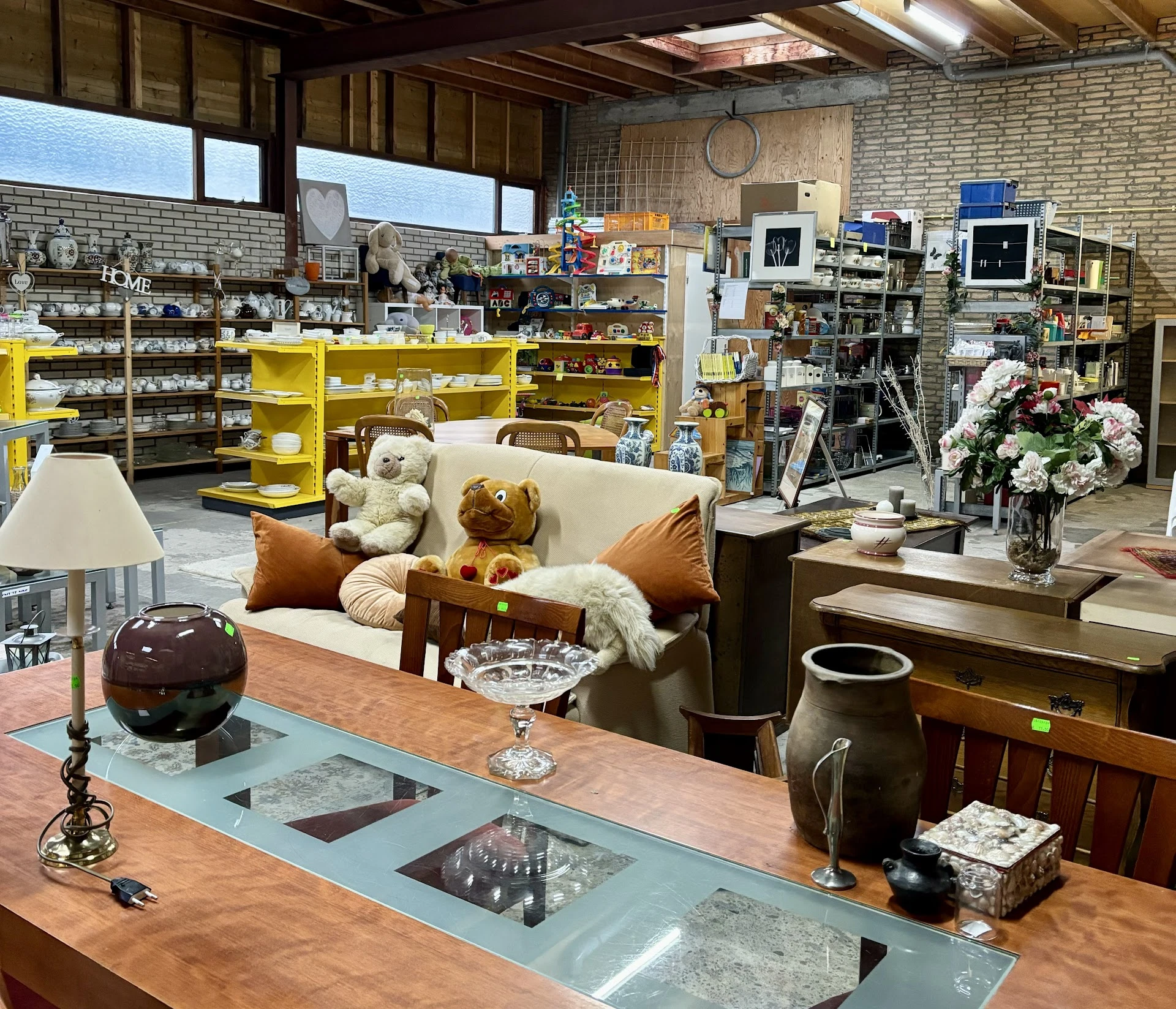 Kringloopwinkel Rijssen in Holten met tweedehands boeken, gereedschappen en huis- en inrichting