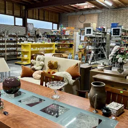Winkelvloer met meubels, decoratie en stellingen vol met tweedehandsartikelen