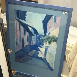 Schilderij of kunstwerk met afbeelding van een straatje met huizen in paars en blauwtinten