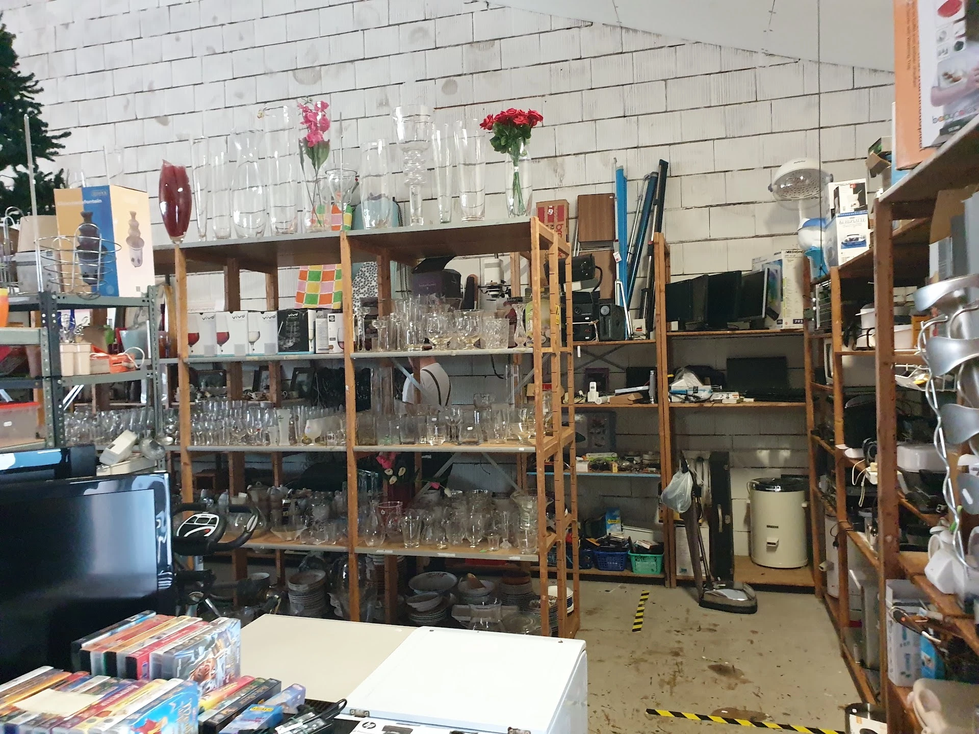 Kringloopwinkel 'S-Gravenpolder in 's-Gravenpolder met tweedehands boeken, gereedschappen en huis- en inrichting