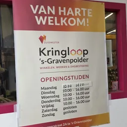 Welkomsbord met openingstijden en informatie over Kringloop 's-Gravenpolder