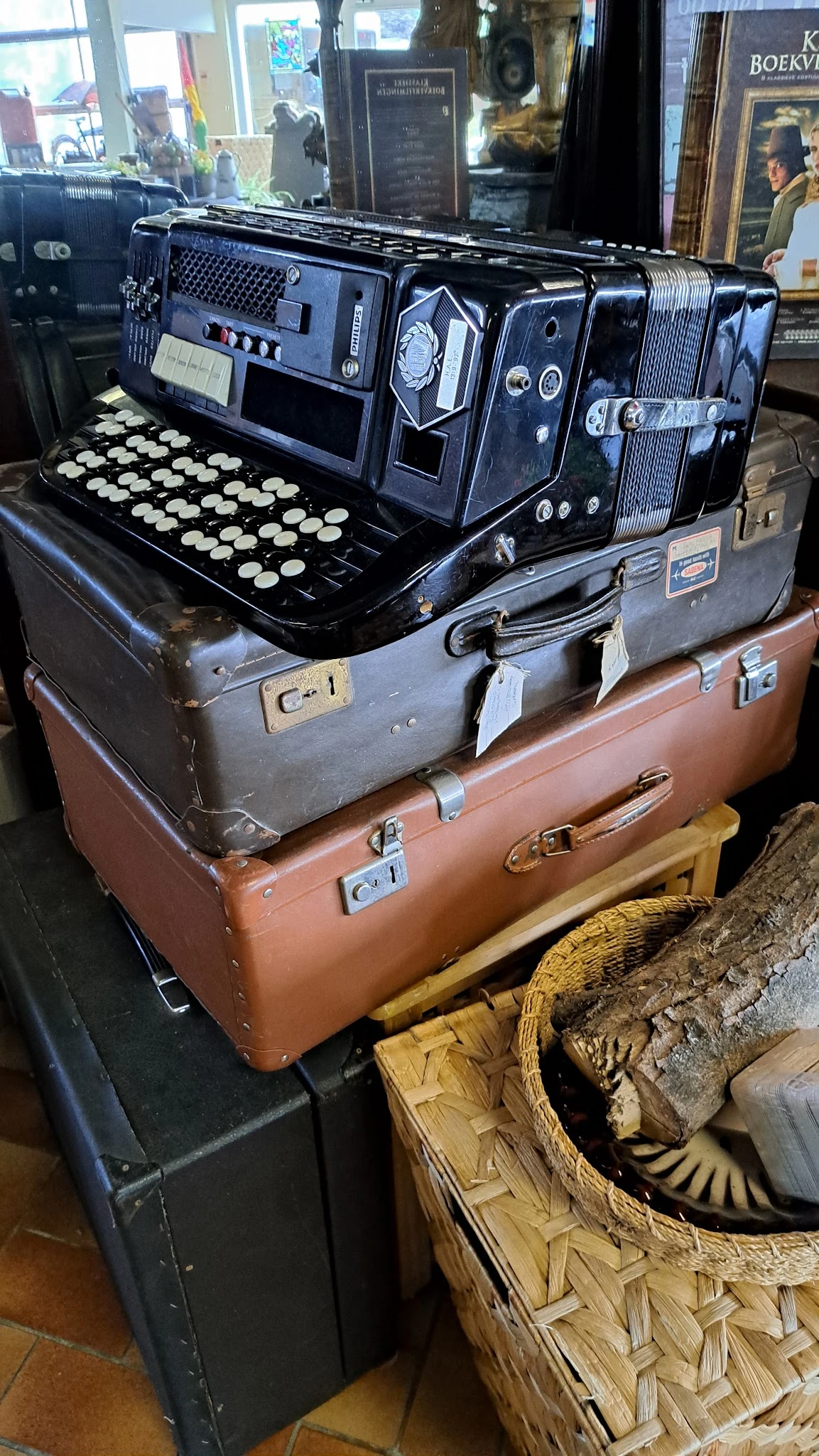 Gestapelde vintage koffers met op de bovenste een oude schrijfmachine met ronde toetsen