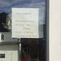 Openingstijden op een wit papier: maandag gesloten, dinsdag t/m vrijdag 11.00-17.00 uur, zaterdag 10.00-16.00 uur