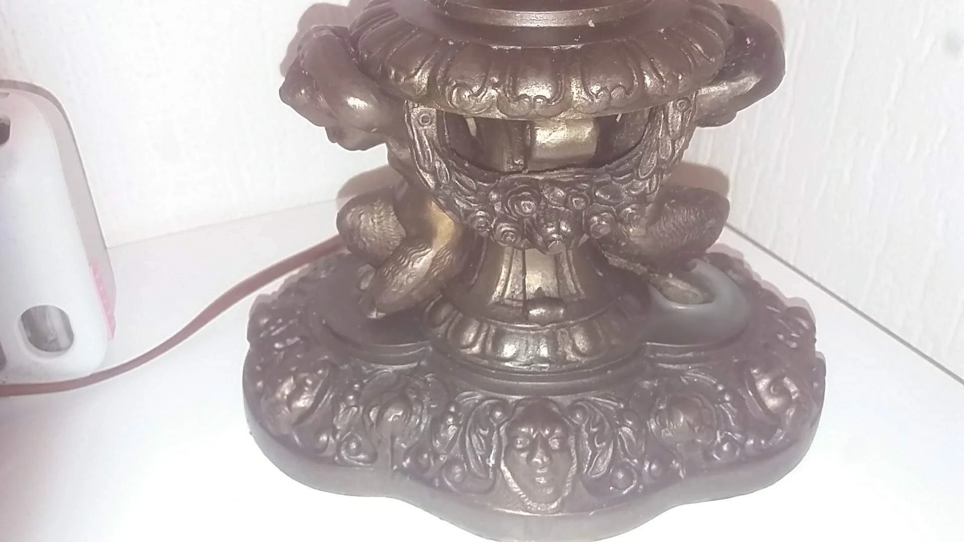 Decoratieve bronzen of gietijzeren kandelaar met barok ornamenten en twee armen