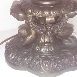 Decoratieve bronzen of gietijzeren kandelaar met barok ornamenten en twee armen