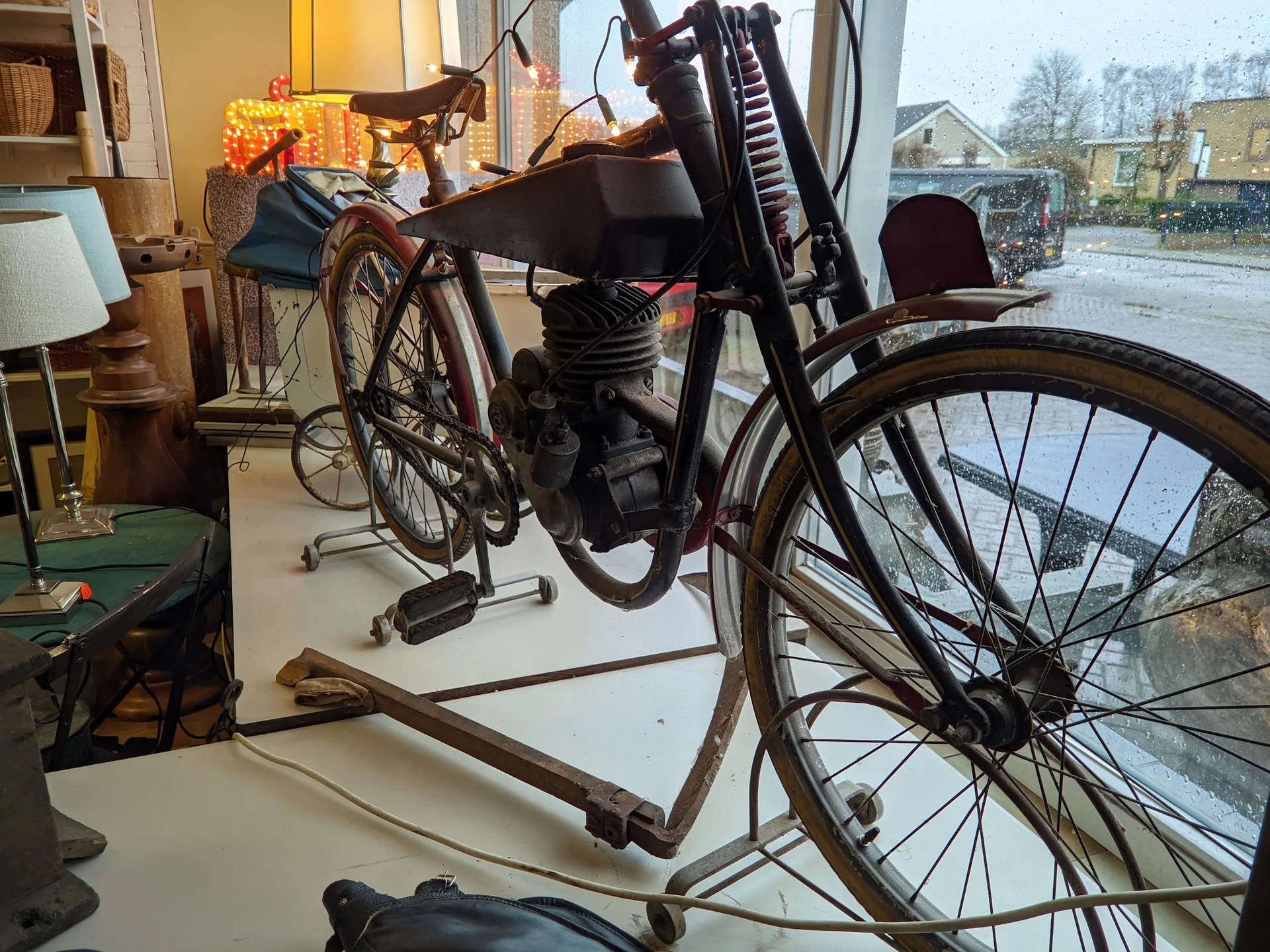 Tweedehandsfiets op een montagestandaard in een winkelinterieur