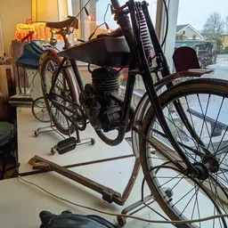 Tweedehandsfiets op een montagestandaard in een winkelinterieur
