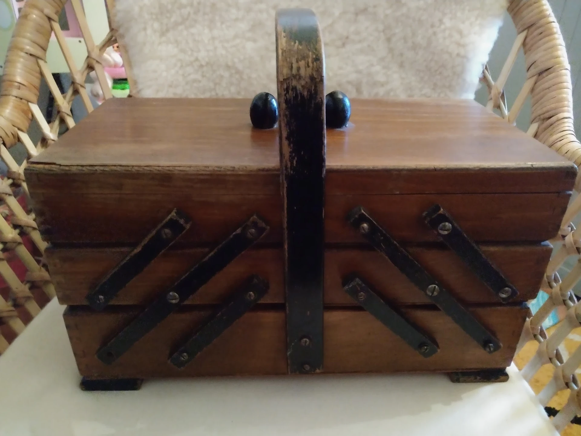 Houten naaisierbox met twee lagen, zwarte metalen hendels en donkerblauw handvat, gesloten.