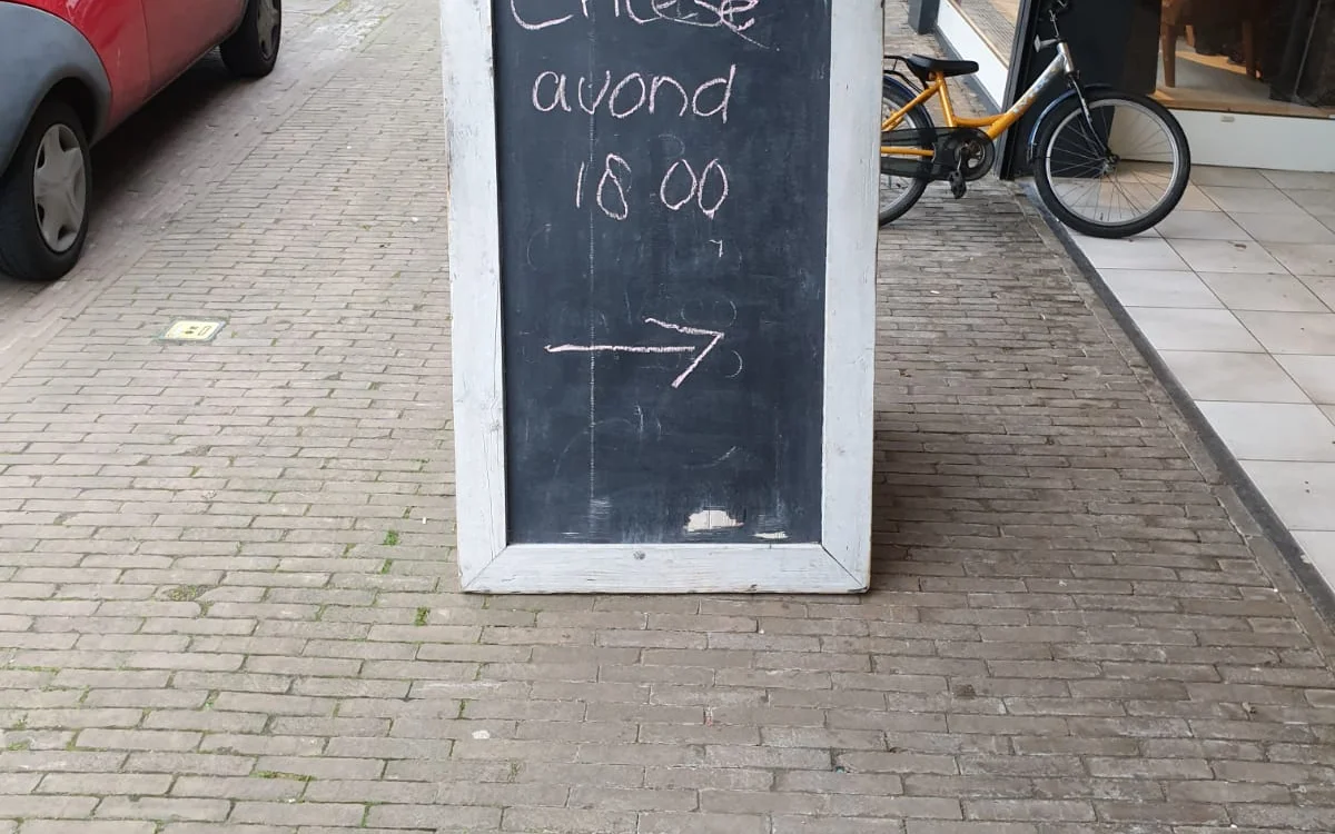 Krijtbord met handgeschreven tekst 'Erbse avond 18.00' en een pijl