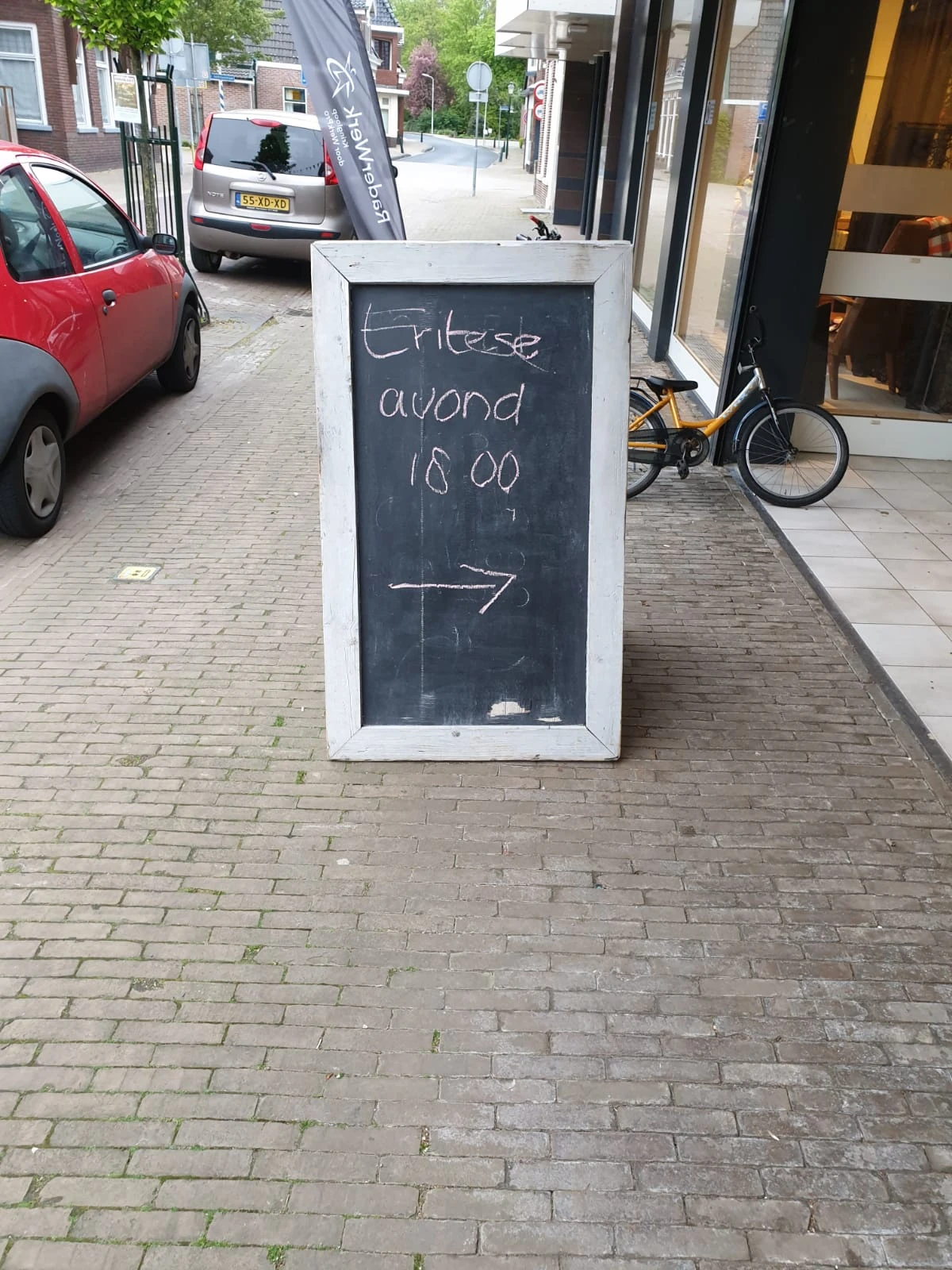 Krijtbord met handgeschreven tekst 'Erbse avond 18.00' en een pijl