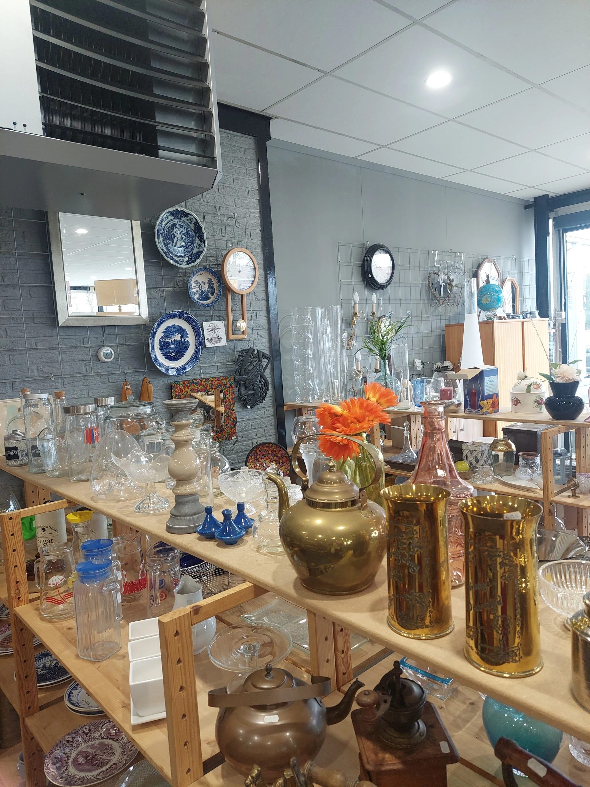 Kringloopwinkel 't Hergebruikertje in Lichtenvoorde met tweedehands boeken, huis- en inrichting en huishoudelijke apparaten