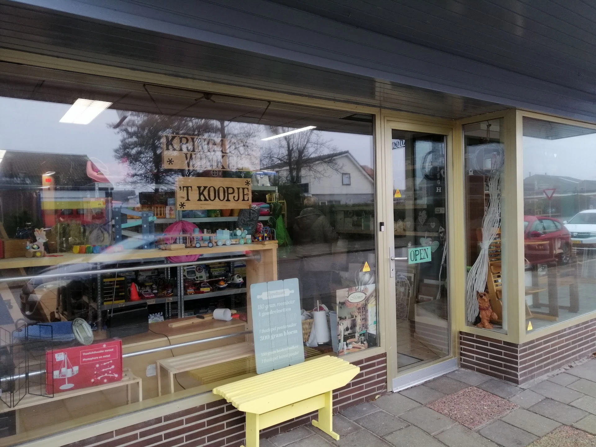 Kringloopwinkel 't Koopje in Breezand met tweedehands boeken, huis- en inrichting en kleding