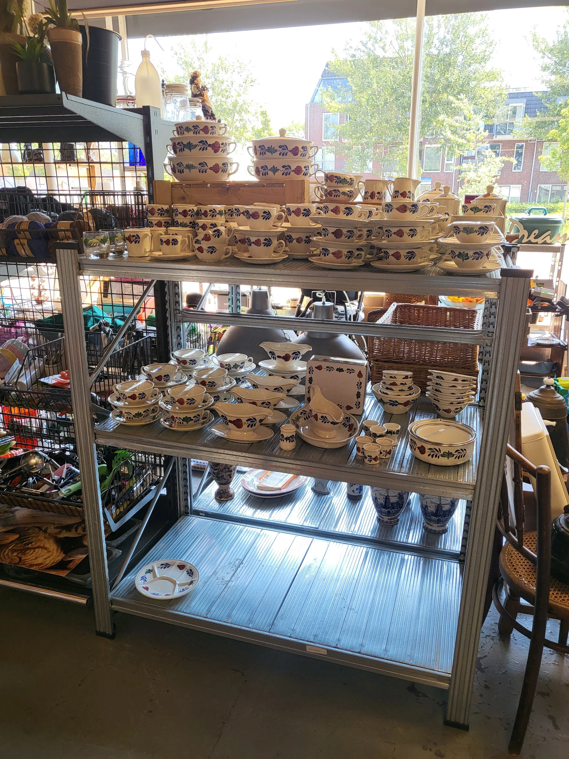 Kringloopwinkel 't Koopje in Breezand met tweedehands boeken, huis- en inrichting en kleding