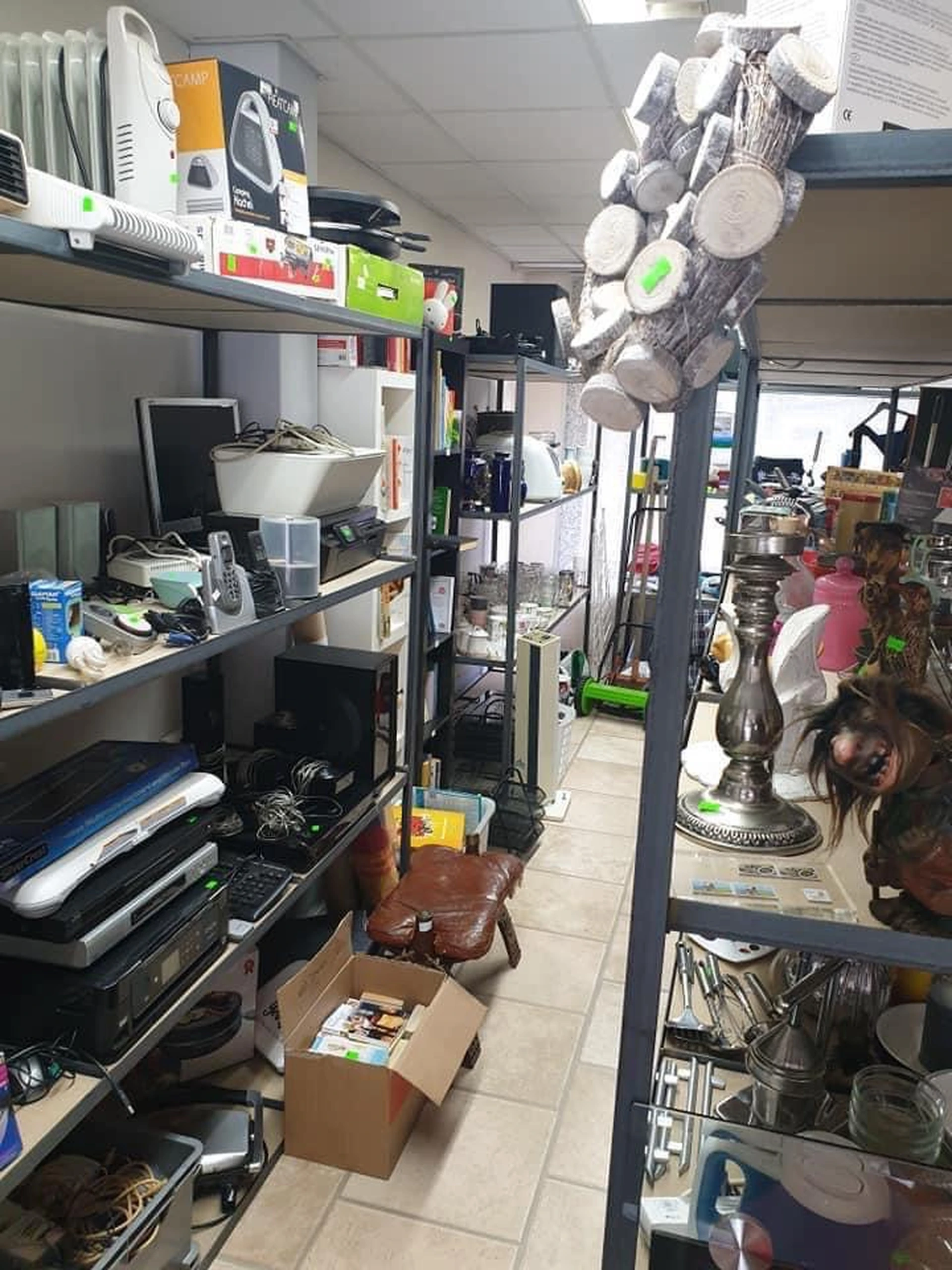 Kringloopwinkel 't Prikkie in Rotterdam met tweedehands cds, dvds en speelgoed