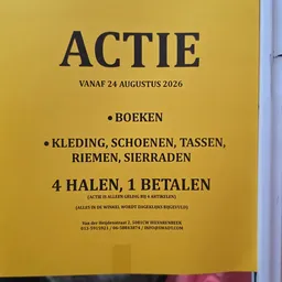 Geel affiche met tekst over een actie vanaf 24 augustus 2026 met informatie over boeken, kleding en openingsgegevens