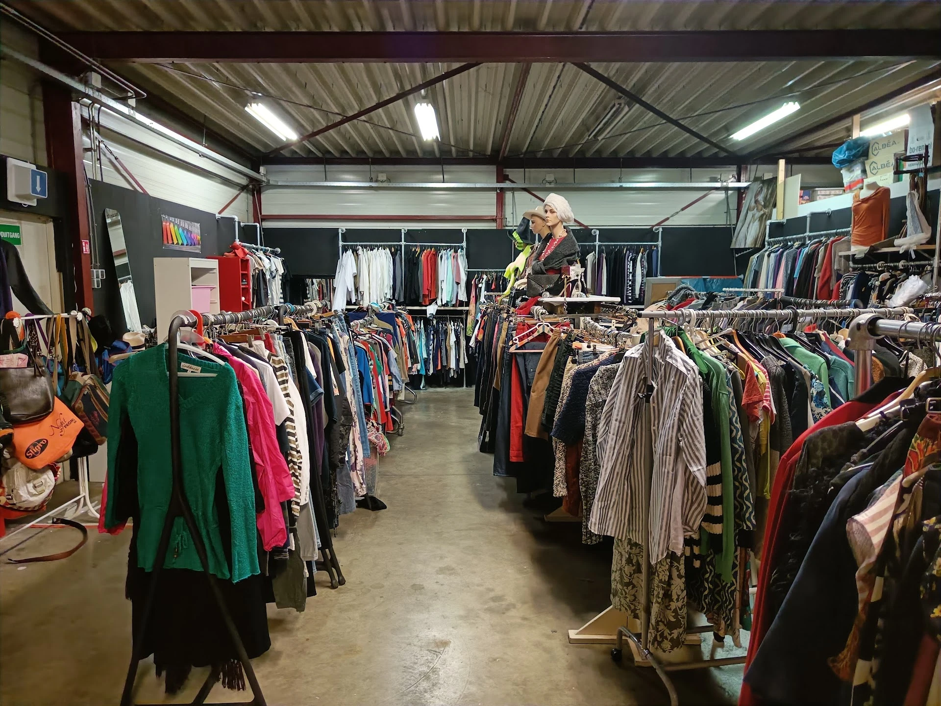 Kringloopwinkel 't Tweede Kansje Hilvarenbeek in Hilvarenbeek met tweedehands boeken, kleding en meubels