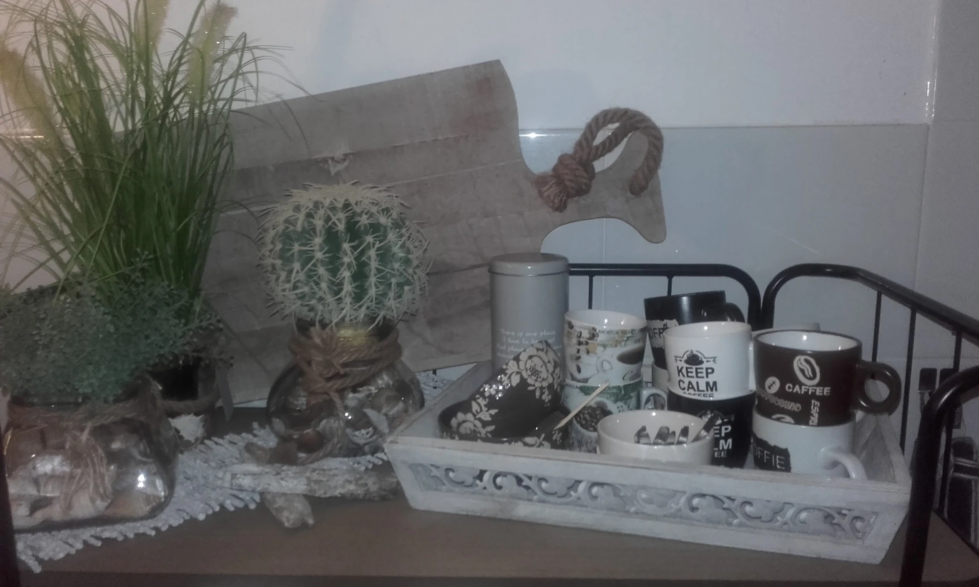 Displaytafel met cactussen, decoratieve objecten en bekers met teksten