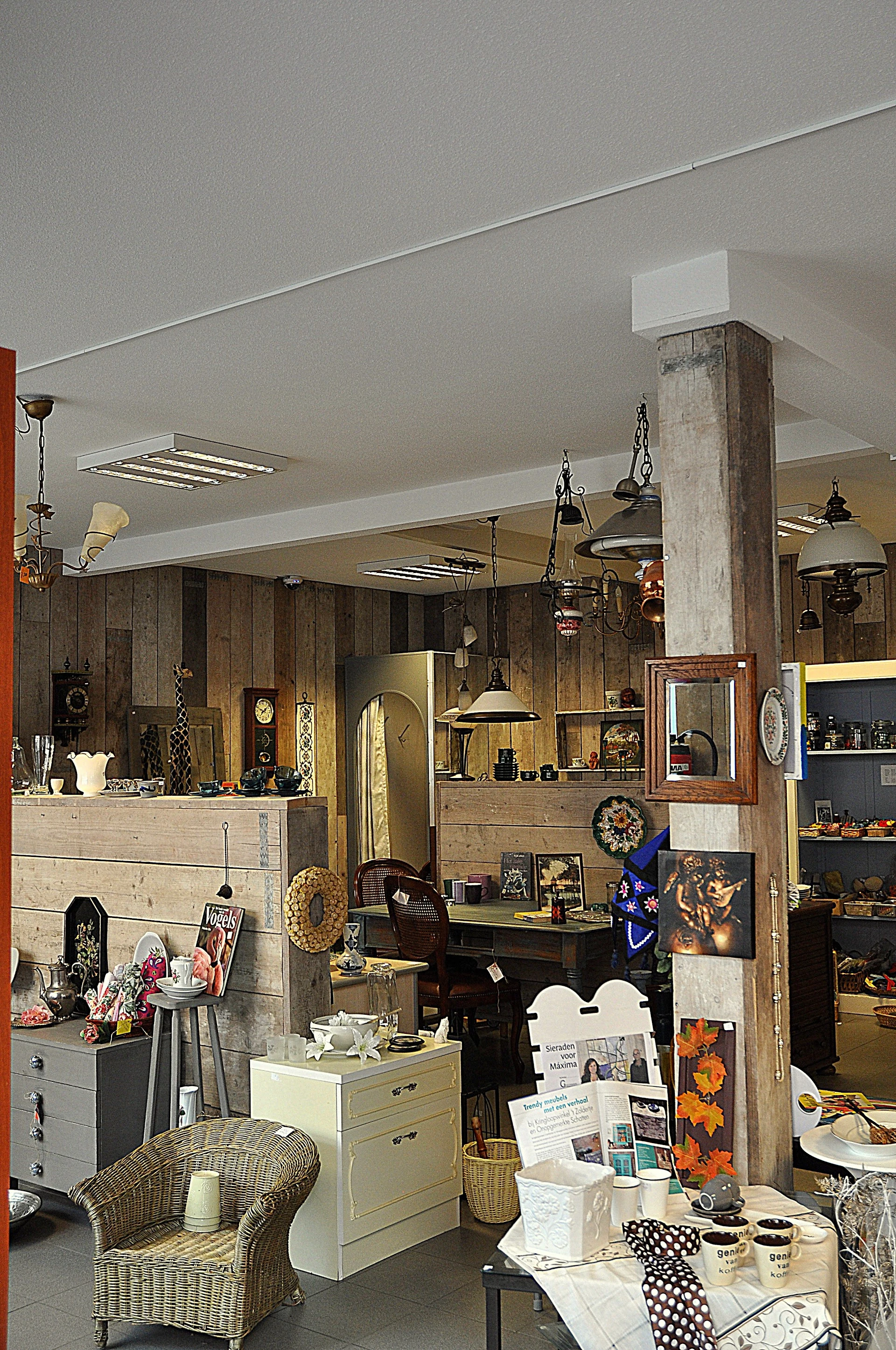 Kringloopwinkel 't Zoldertje in Enkhuizen met tweedehands babykleding, boeken en huishoudelijke apparaten