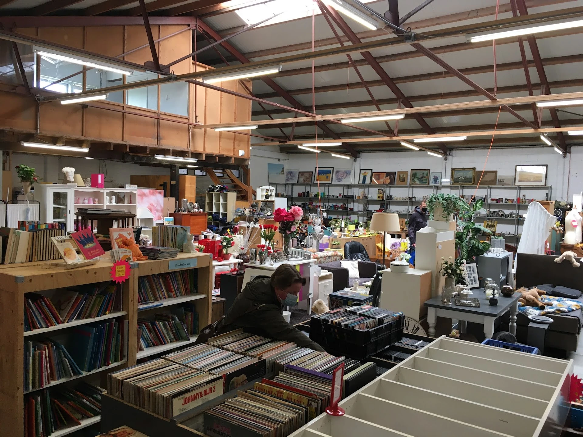 Kringloopwinkel 't Zwaantje in Zwaanshoek met tweedehands boeken, huishoudelijke apparaten en kasten