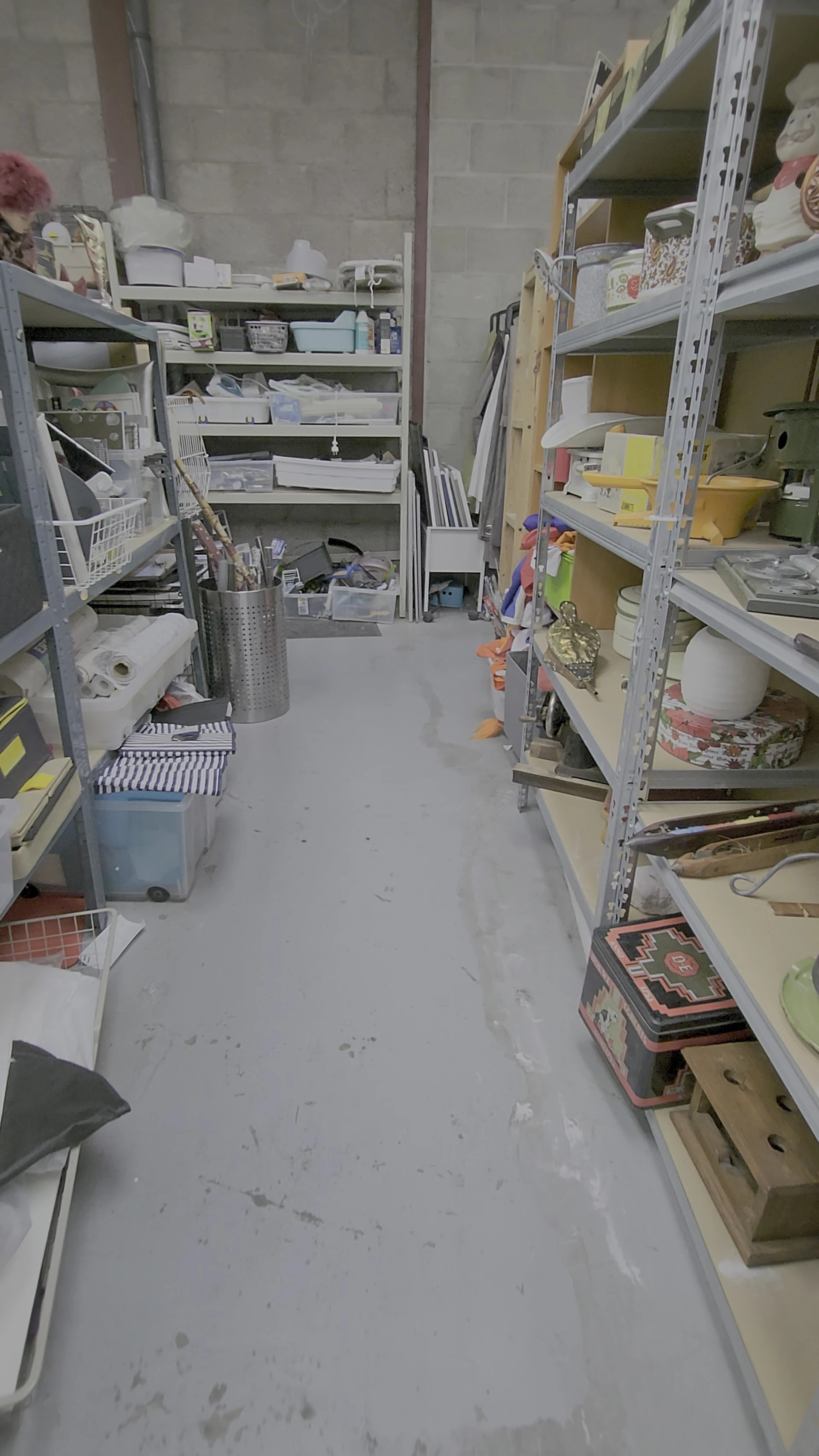 Kringloopwinkel 't Zwaantje in Nieuw-Vennep met tweedehands meubels en kleding