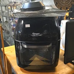 Zwarte Power Air Fryer op een gele tafel in de winkel