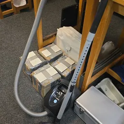 Stapels in plastic verpakte dozen op een transportwagen in een kringloopwinkel