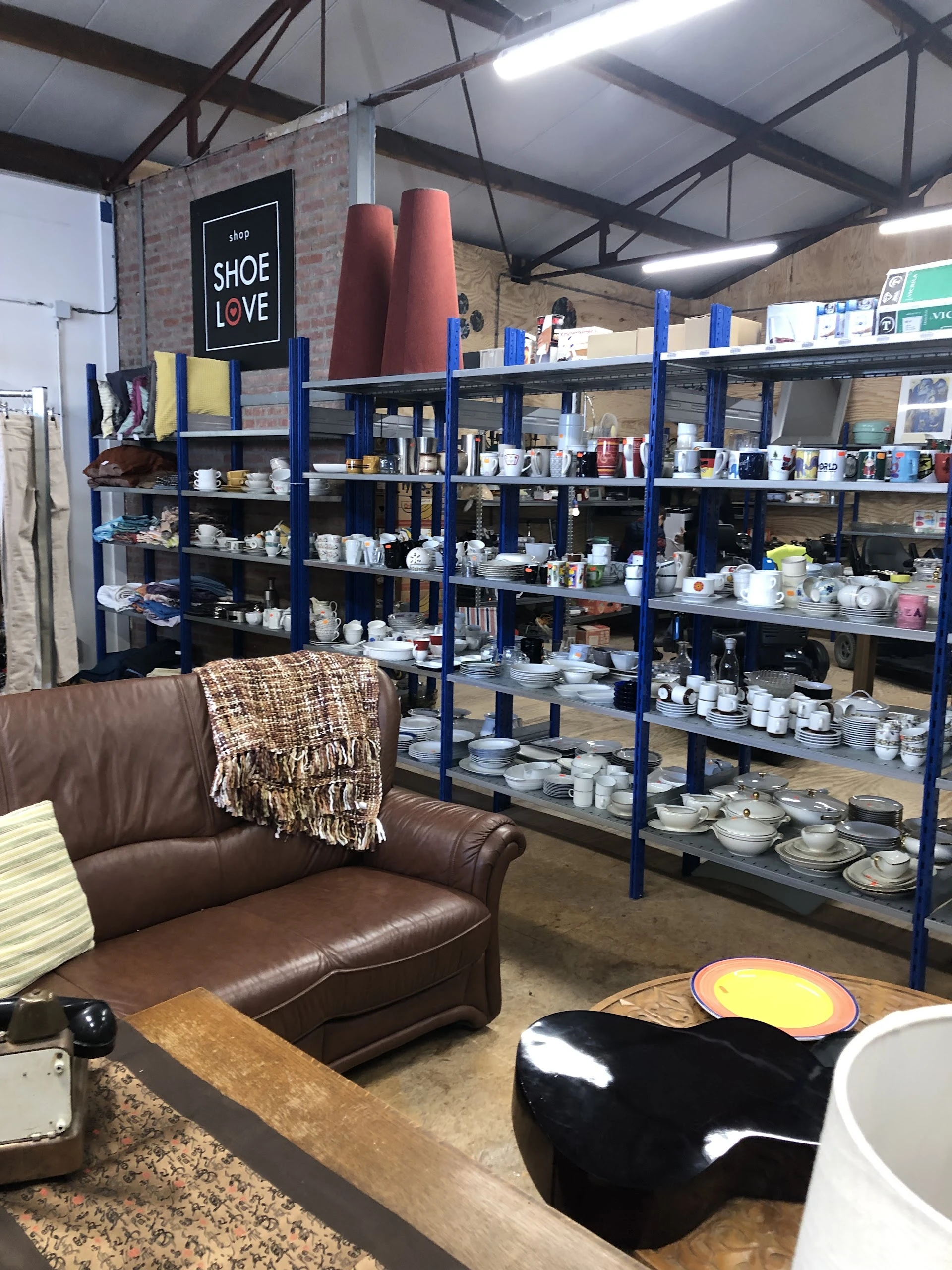 Kringloopwinkel the social world in Roermond met tweedehands meubels en kleding