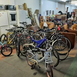 Verzameling tweedehands fietsen en kinderfietsjes te koop in de kringloopwinkel