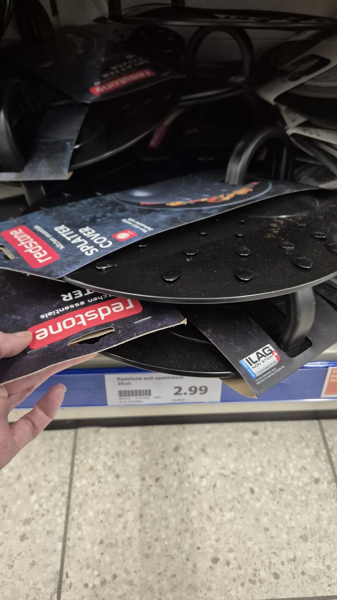 Skateboards met prijssticker van 2,99 euro in een kringloopwinkel
