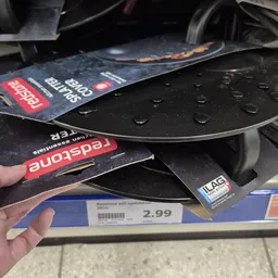 Skateboards met prijssticker van 2,99 euro in een kringloopwinkel