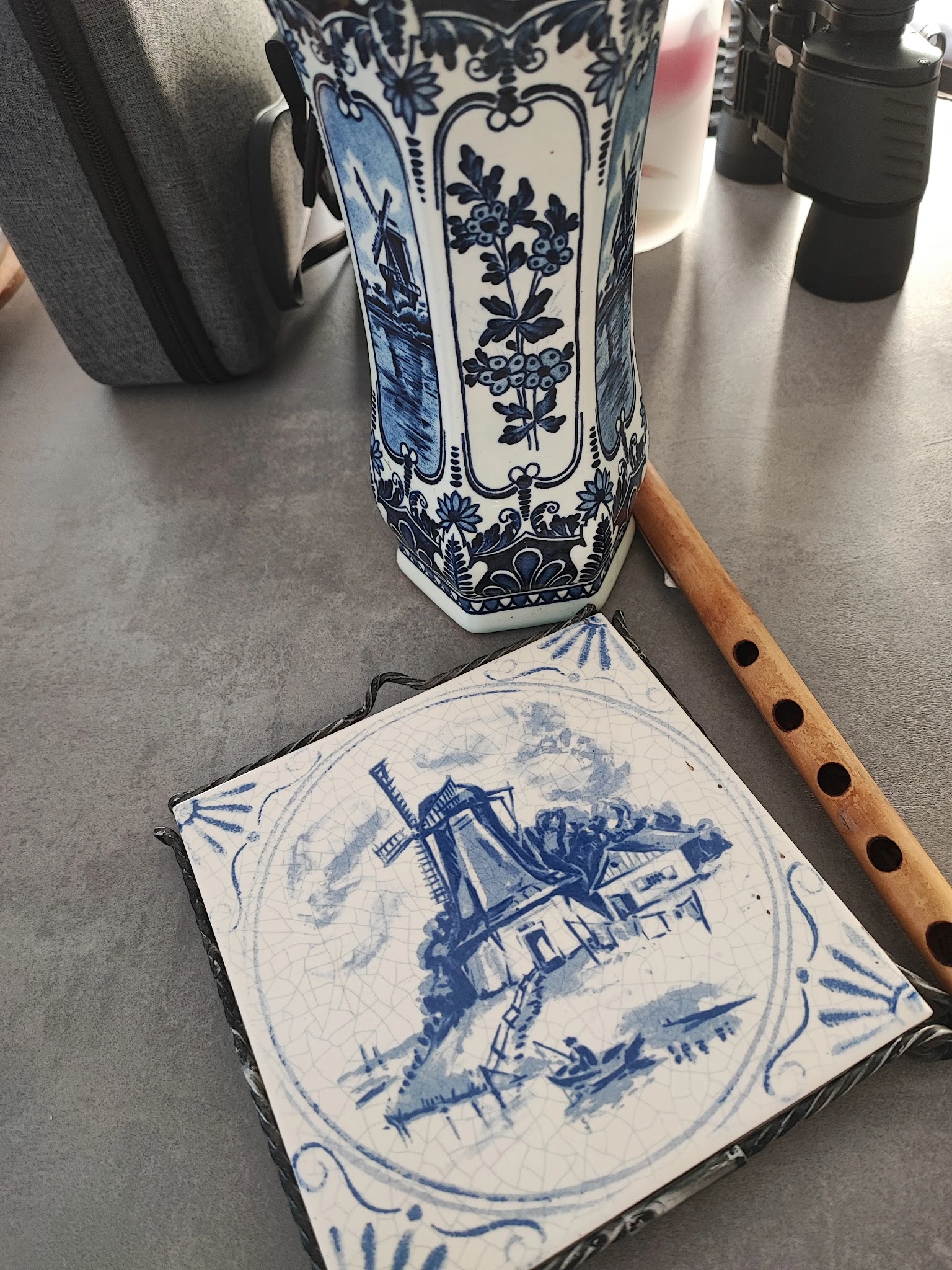 Blauw-wit Delfts aardewerk: een decoratieve tegel met molenmotief en een ornamentale vaas