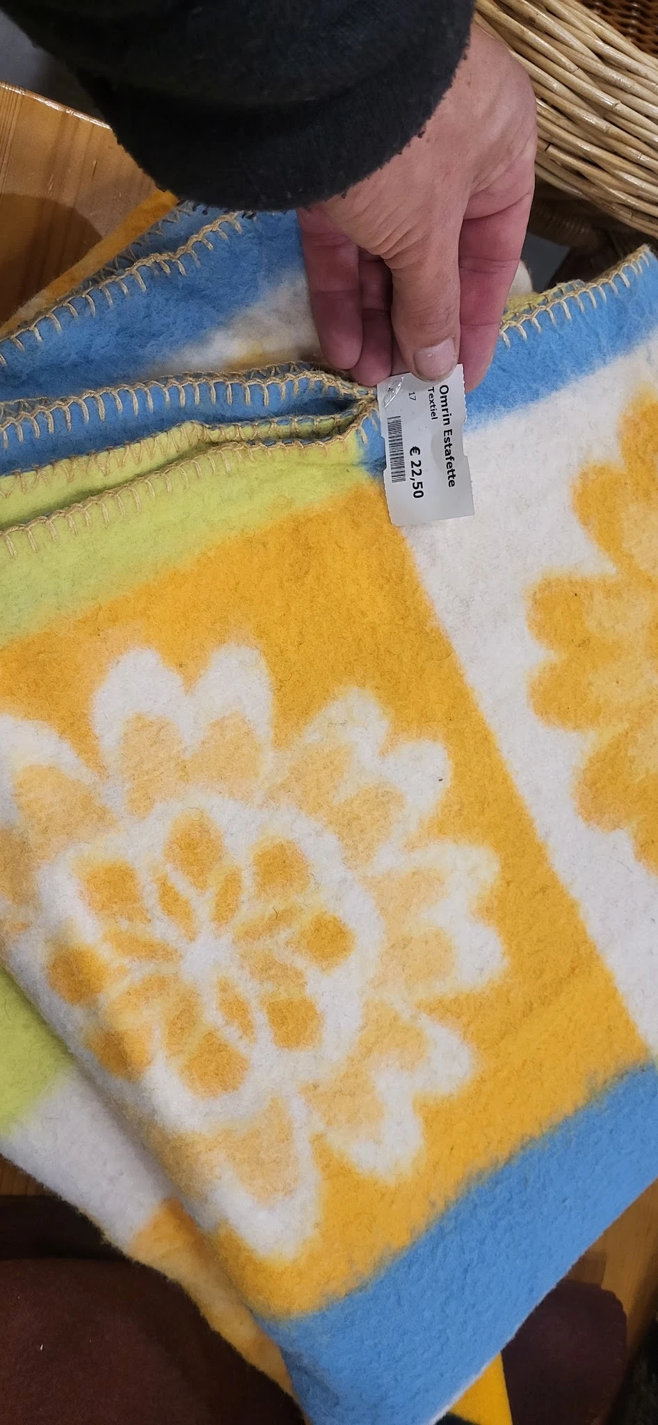 Close-up van geel en groen geruit textiel met witte patronen