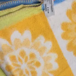 Close-up van geel en groen geruit textiel met witte patronen