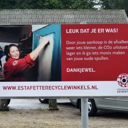 Reclamebord met afbeelding van persoon en Nederlands tekst over duurzaam winkelen