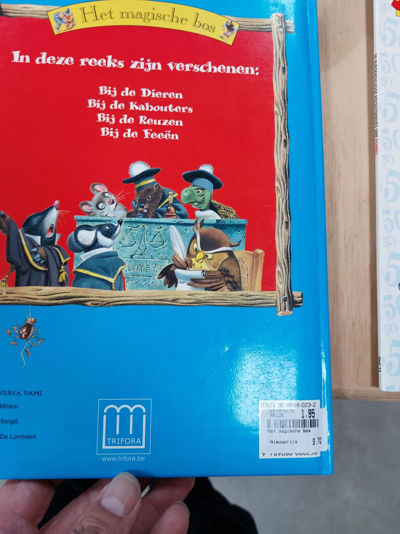 Kinderboek met rode omslag en illustratie van dieren in politieuniformen