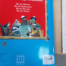 Kinderboek met rode omslag en illustratie van dieren in politieuniformen