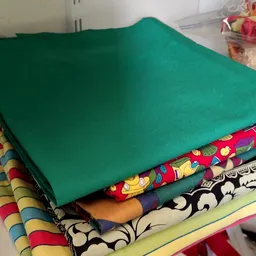 Stapel tweedehands stoffen en textiel met verschillende patronen en kleuren
