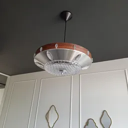 Vintage hanglamp met houten rand en kristallen onderdeel tegen grijs plafond