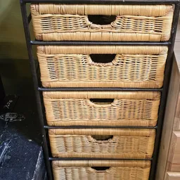 Wicker drawer storage unit met vier laden en zwart metalen frame
