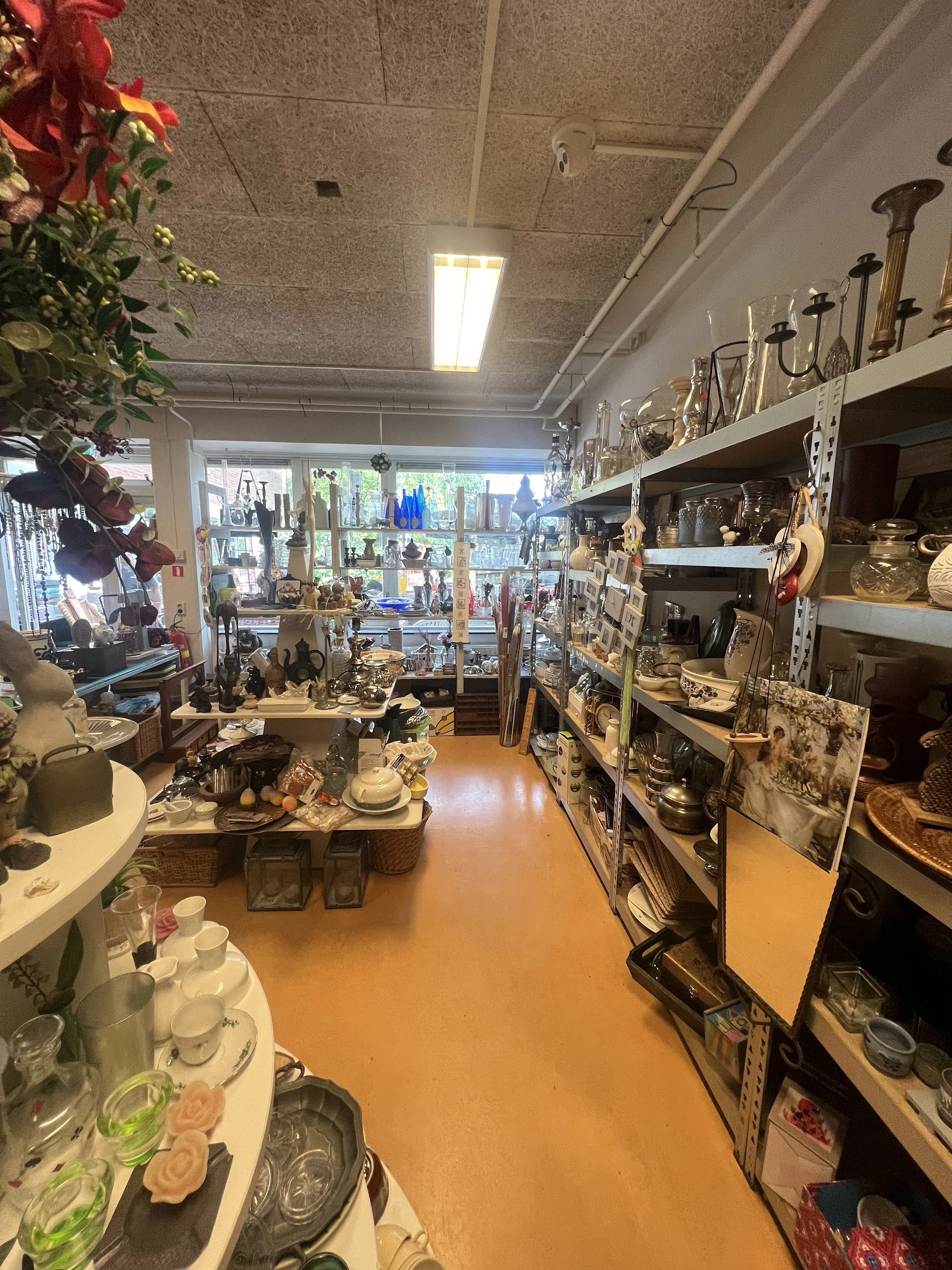 Kringloopwinkel Van Alles Wat in Baarn met tweedehands boeken, huis- en inrichting en huishoudelijke apparaten