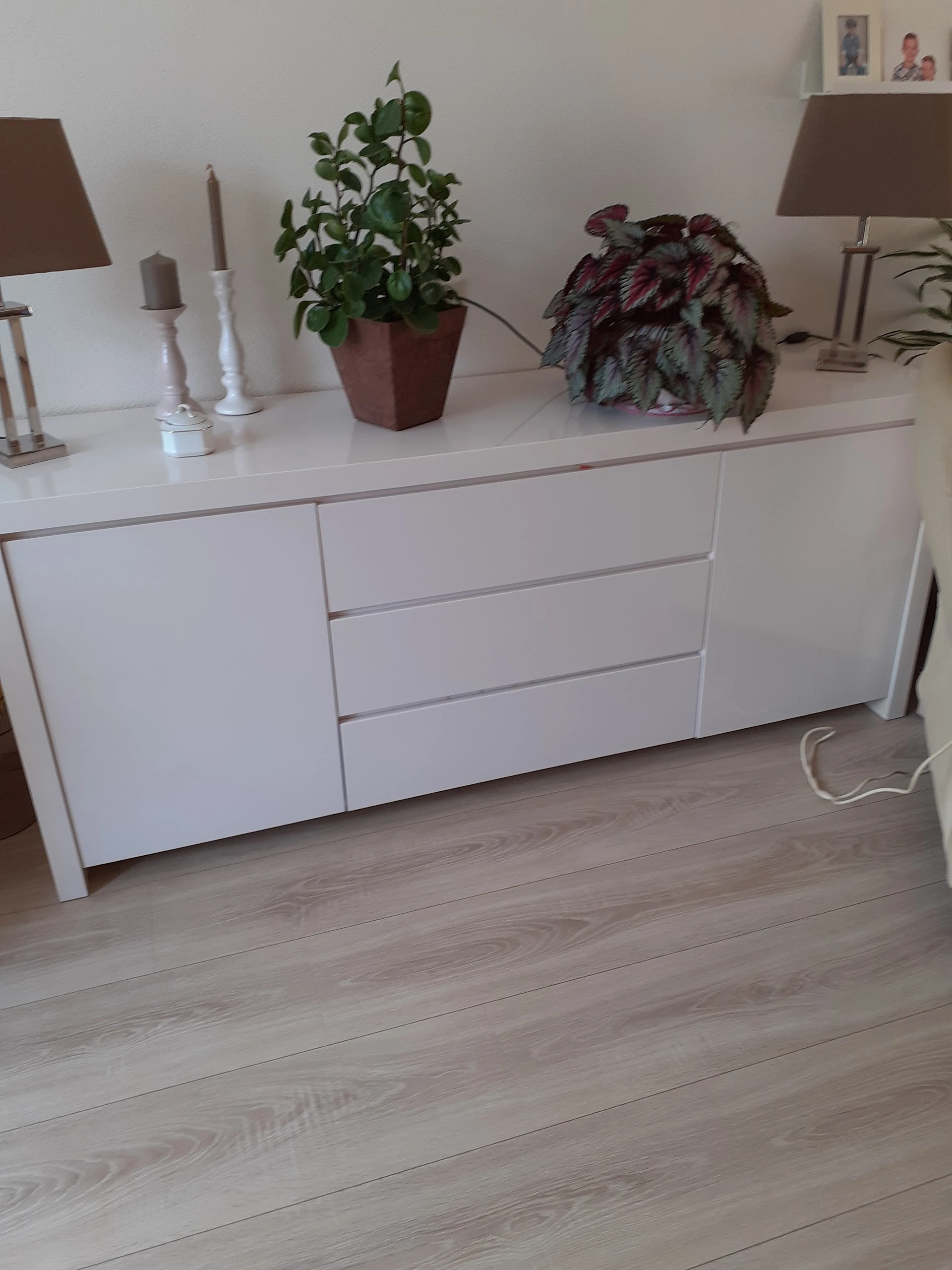 Kringloopwinkel Veel voor Weinig in Alphen aan den Rijn met tweedehands boeken, elektronica en kleding