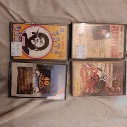 Vier dvd-hoezen met films, gerangschikt op een lichte ondergrond
