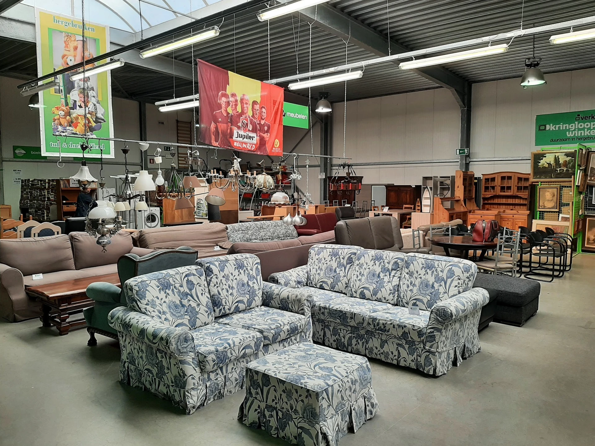 Winkelvloer met uitgestalde meubels waaronder banken en fauteuils met bloemenprint